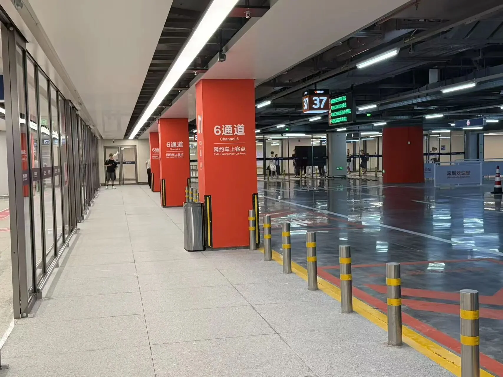 Entrance gate at the Huanggang Port B3 ride-hailing zone with an information display showing the assigned bay