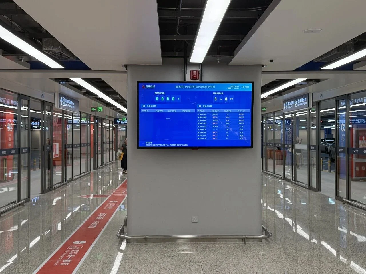 Display at the B3 entrance showing traffic guidance and the bay assigned to the vehicle